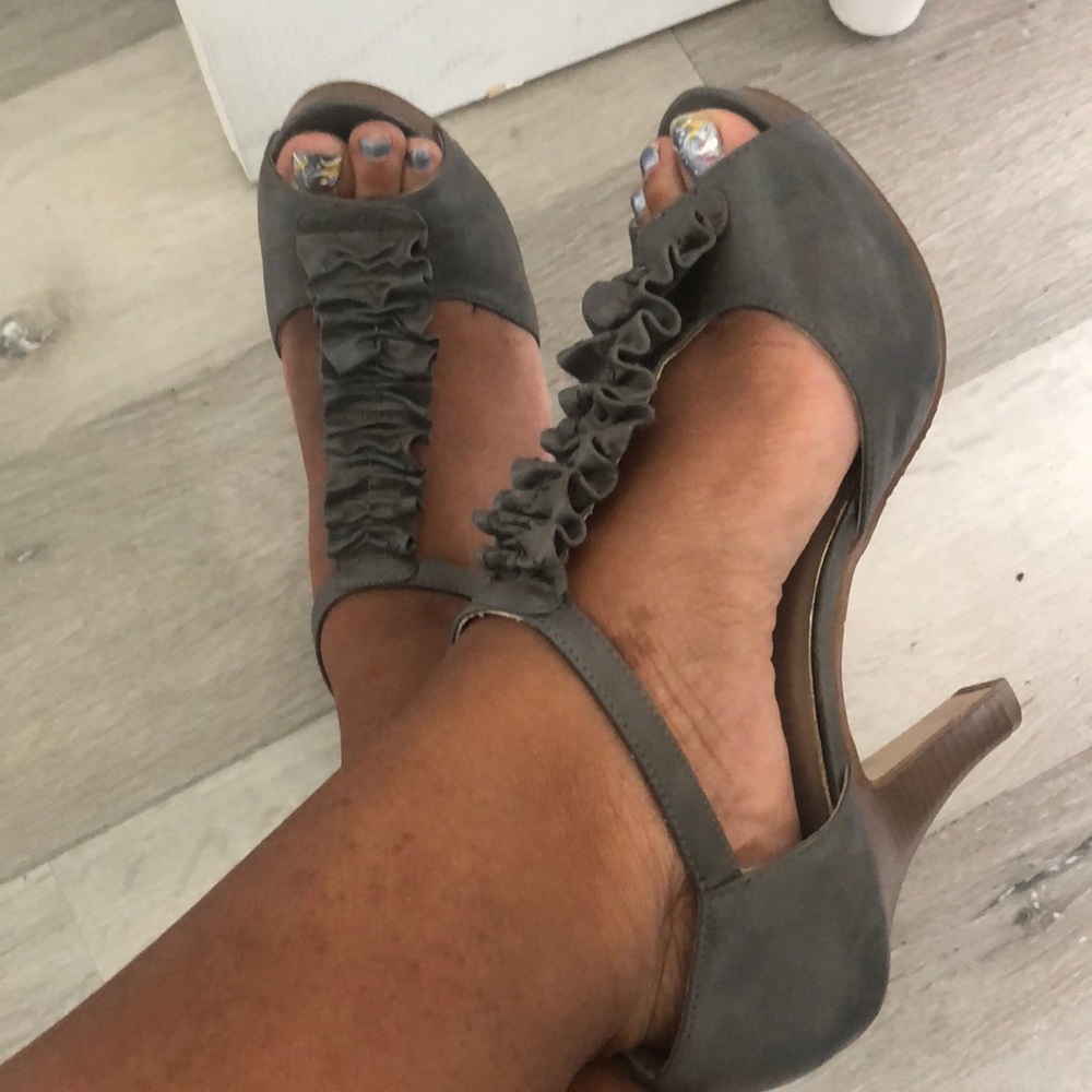 Grey open toed pumps! 🌪👠